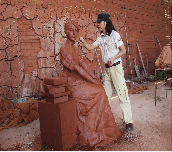 郭老師創(chuàng)作《賽珍珠像》泥稿 郭老師創(chuàng)作《賽珍珠像》泥稿