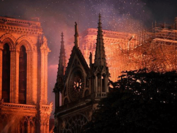 巴黎圣母院大火圖.gif 巴黎圣母院大火圖.gif